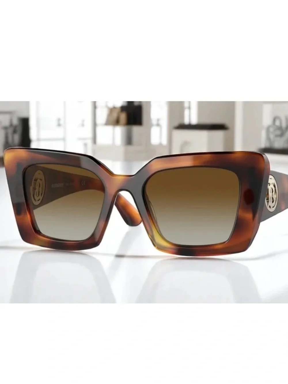 Burberry Daisy Polarized sunglasses in excellent condition
